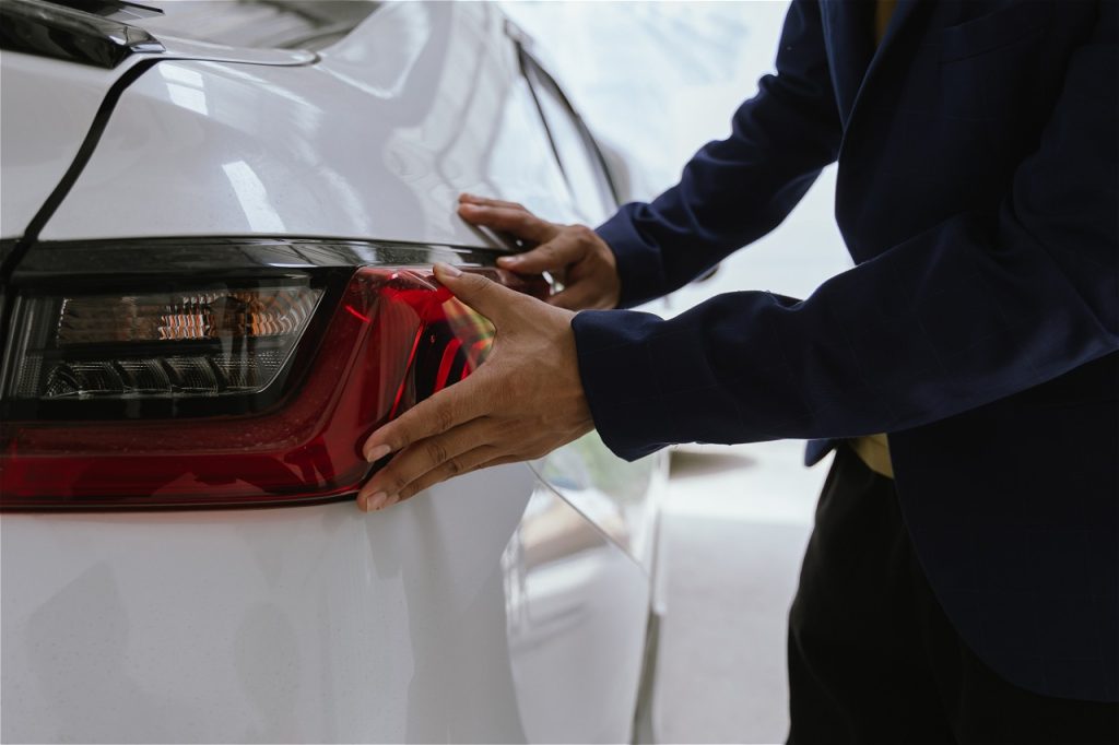 Auto-Rückleuchte wird berührt