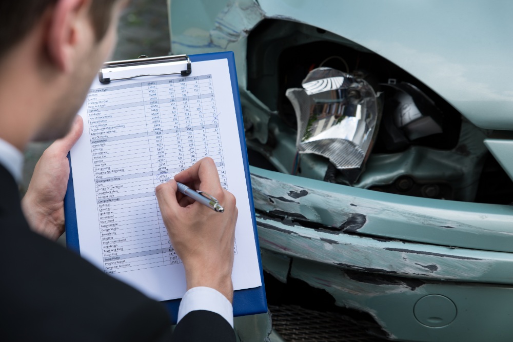 Unfallbericht wird ausgefüllt, Mann mit Klemmbrett, Auto mit Auffahrschaden